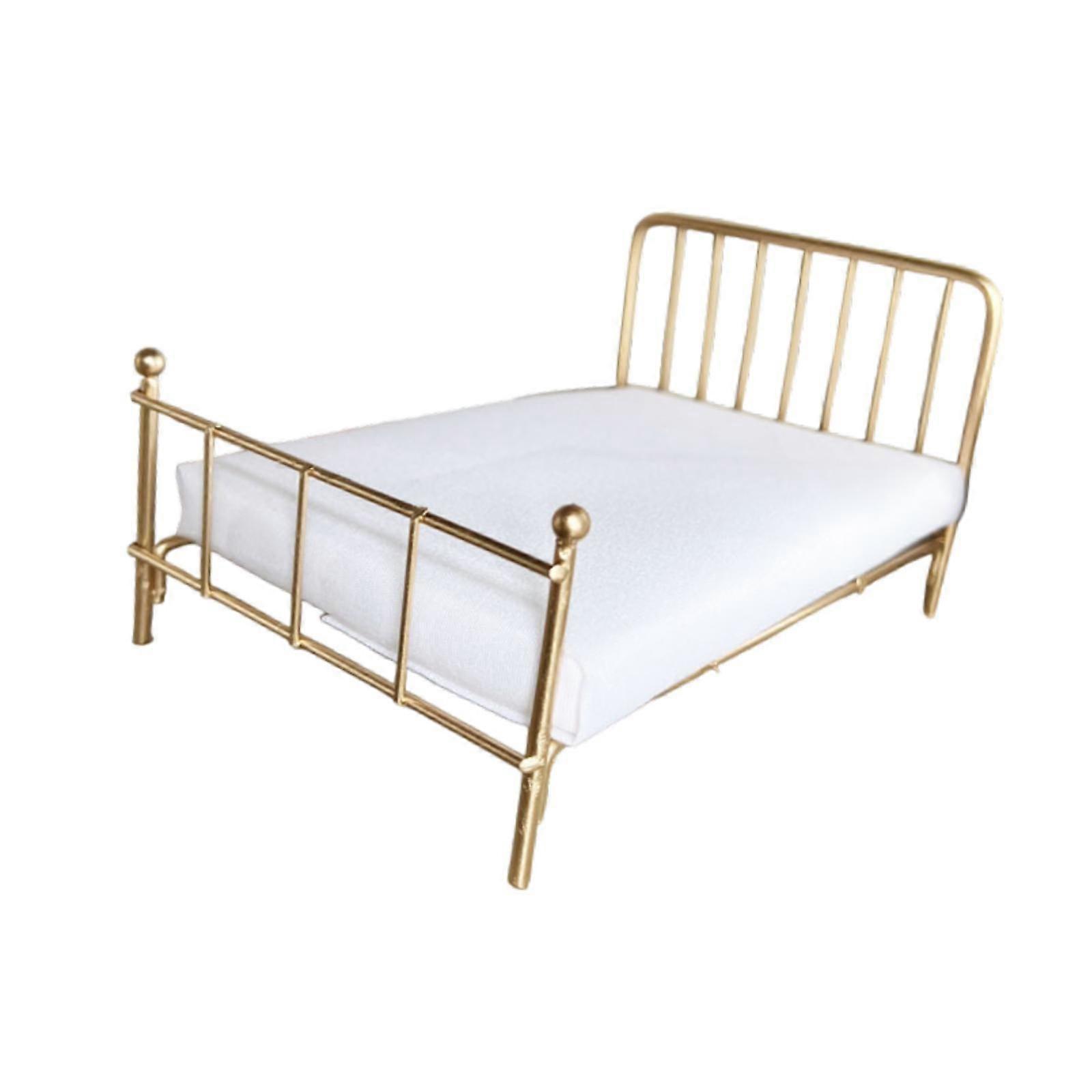 1/12 Łóżko dla lalek Domek dla lalek Miniaturowe łóżko do mikro krajobrazu Wystrój sypialni złoty