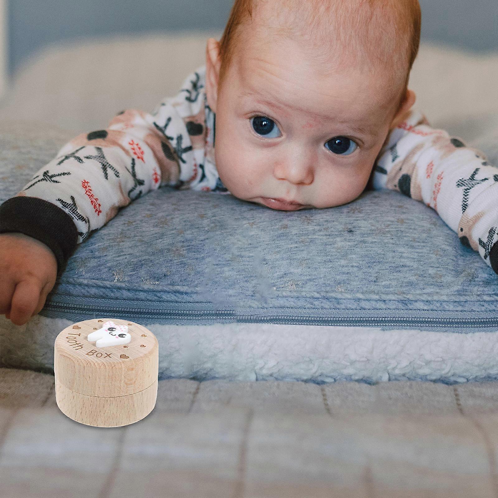 Caja de madera para guardar dientes de bebé.