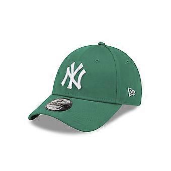 Womens New York Yankees 9Forty Strapback League Essential Green Cap