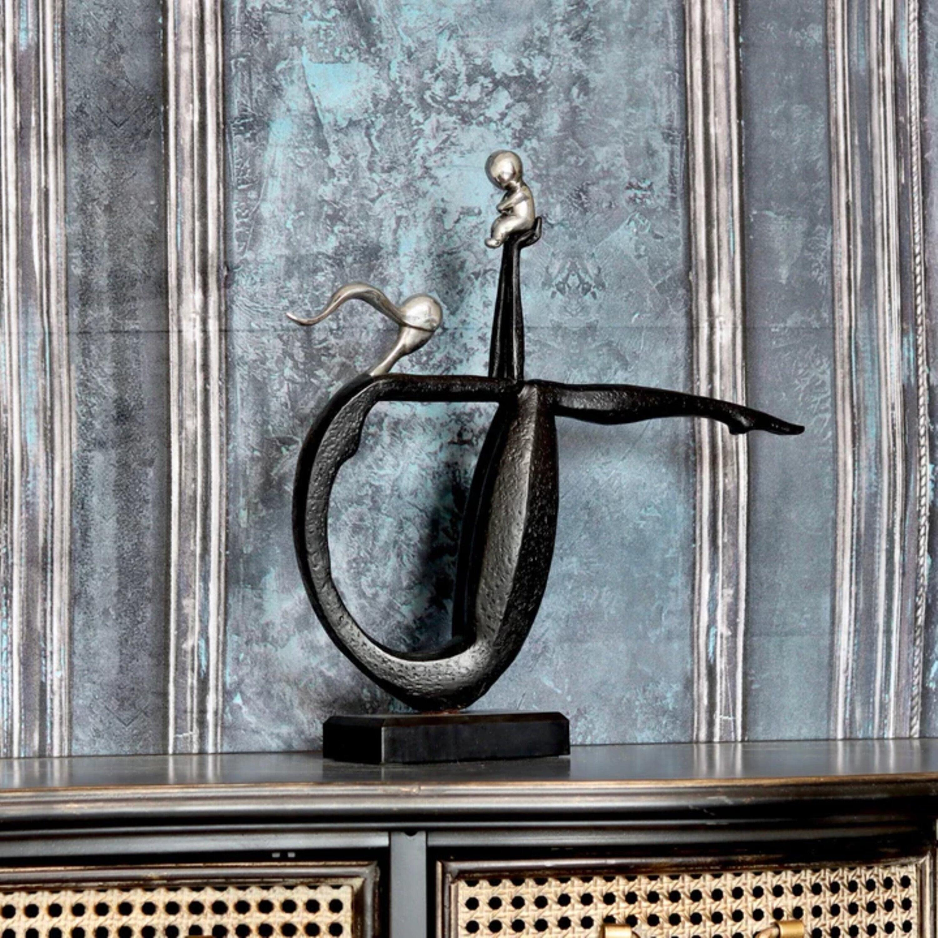 Mutter mit Babyskulpturen und Statuen