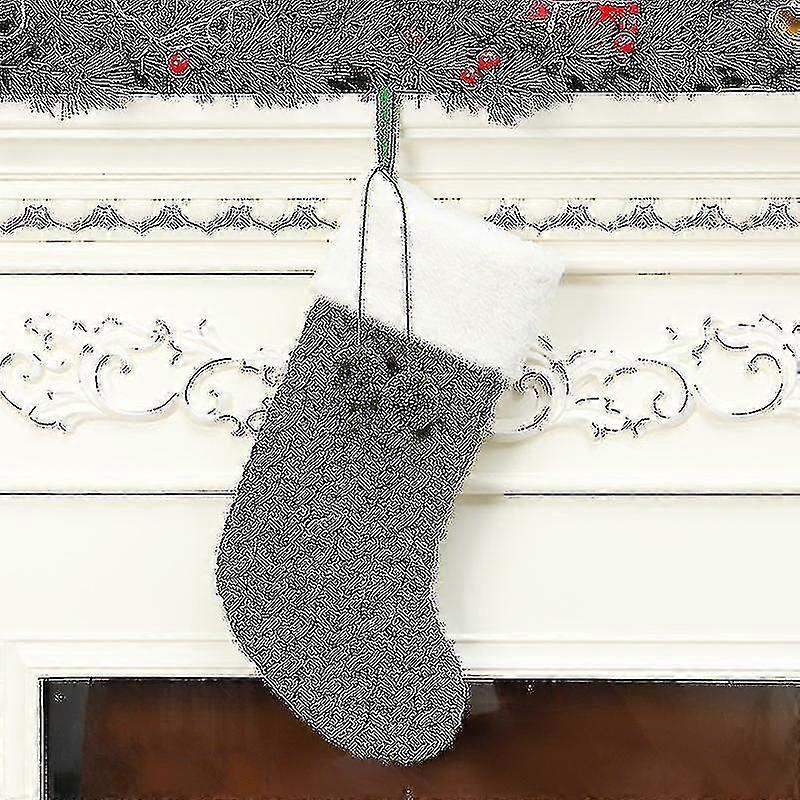 Stickad julstrumpa med julprydnader
