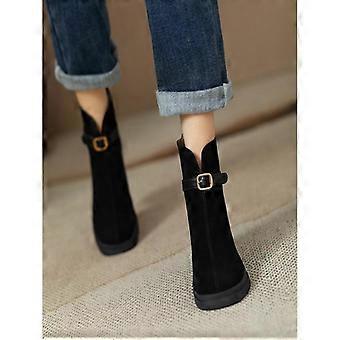 Scarpe in morbida pelle con suola spessa e tacco largo. Stivaletti corti con tacco alto da donna, nuova collezione autunno-inverno.