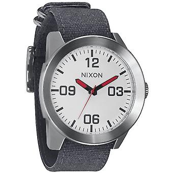 Nixon Body Quartz Analog Man Watch avec bracelet en nylon A243100