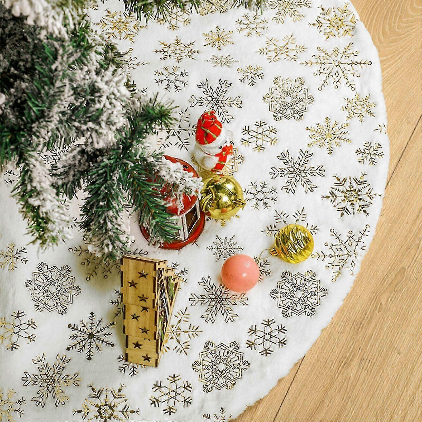 White Plush Christmas Tree Skirt with Bronzed Snowflakes for Traditional British Advent Celebrations