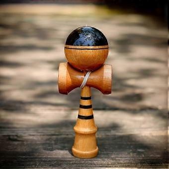 Kendama, een houten jongleerbal, is een traditioneel Japans vaardigheidsspeelgoed voor hand-oogcoördinatie, evenwichtstraining, buitenactiviteiten en is een leuk cadeautje voor in de kerstsok.