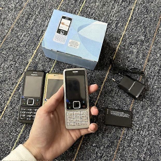 Celular com botões e carcaça metálica, modelo 2G de reserva para idosos.