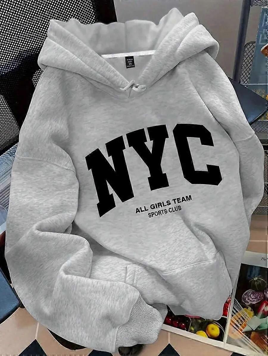 קפוצ'ון כותנה עם הדפס של מועדון הספורט של קבוצת הבנות של ניו יורק, המציג סגנון ספורט עירוני הכולל את מועדון הספורט של קבוצת הבנות של ניו יורק