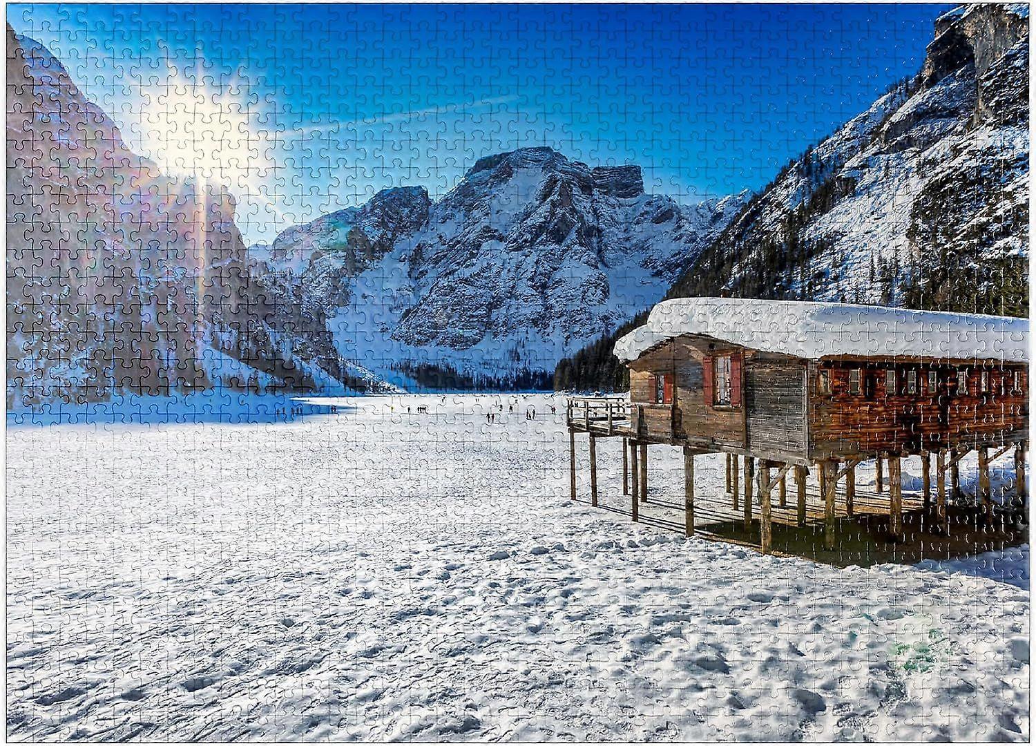 雪に覆われたラゴ・ディ・ブレイズ湖、ブレイズ湖、イタリアのドロミテの寒い冬の朝の美しいパノラマビュー。- プレミアム100