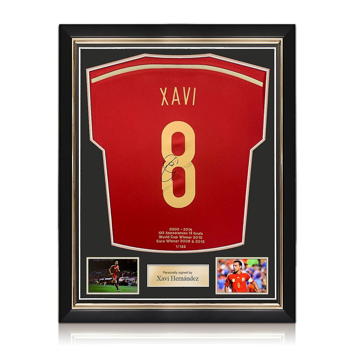 哈维·埃尔南德斯 (Xavi Hernandez) 签名西班牙 2014-15 足球球衣:职业生涯刺绣。高级框架