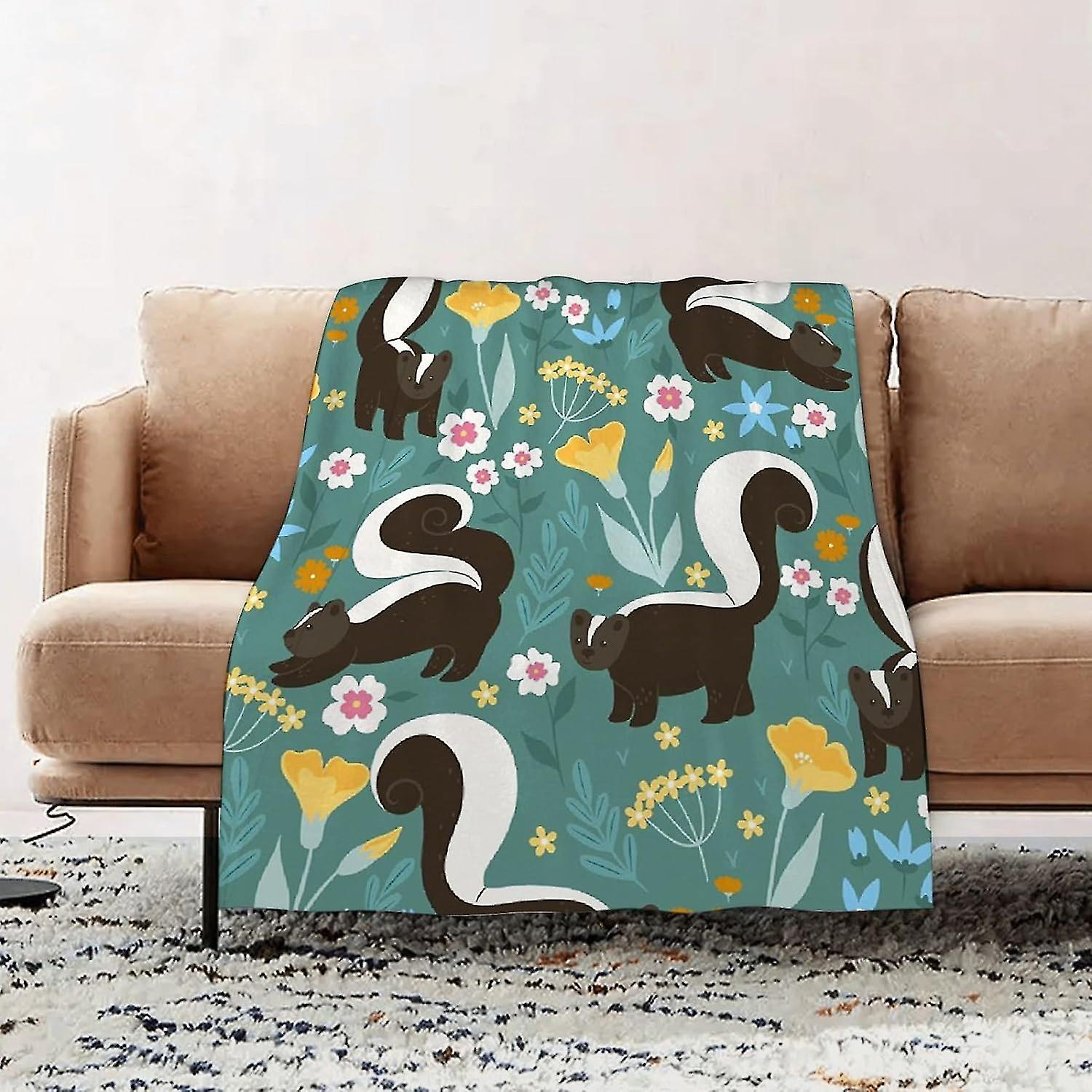 Premium Flannel Throw Blanket - Søde stinkdyr og blomster Flannel tæppe sofa kast, tæppe fluffy blødt kast til seng og sofa kast / enkelt