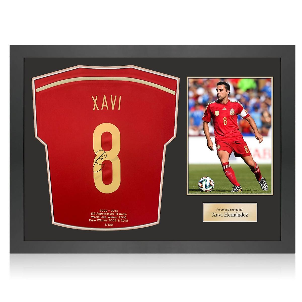 哈维·埃尔南德斯 (Xavi Hernandez) 签名西班牙 2014-15 足球球衣:职业生涯刺绣。图标框架