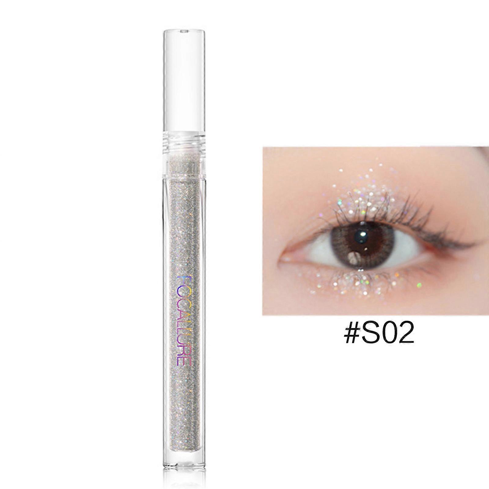 Fard à paupières liquide scintillant pour des looks beauté multidimensionnels. Liquide scintillant longue tenue sous les yeux.