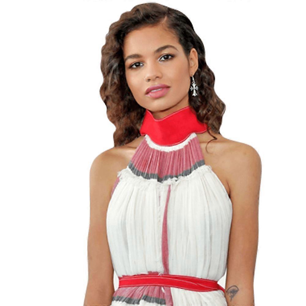 Kaitlyn Helena Howard (vit klänning) halvkropp kompis utskärning