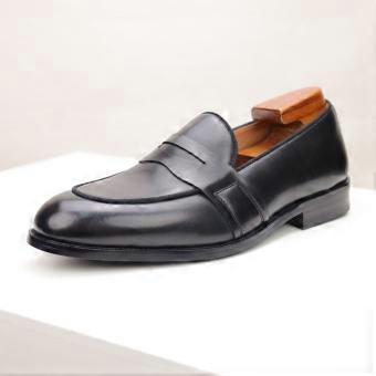 Großformatige, neue Lederschuhe im europäischen und amerikanischen Stil, britische Penny-Loafers, die den Fuß bedecken, sowie Mützen aus echtem Leder.