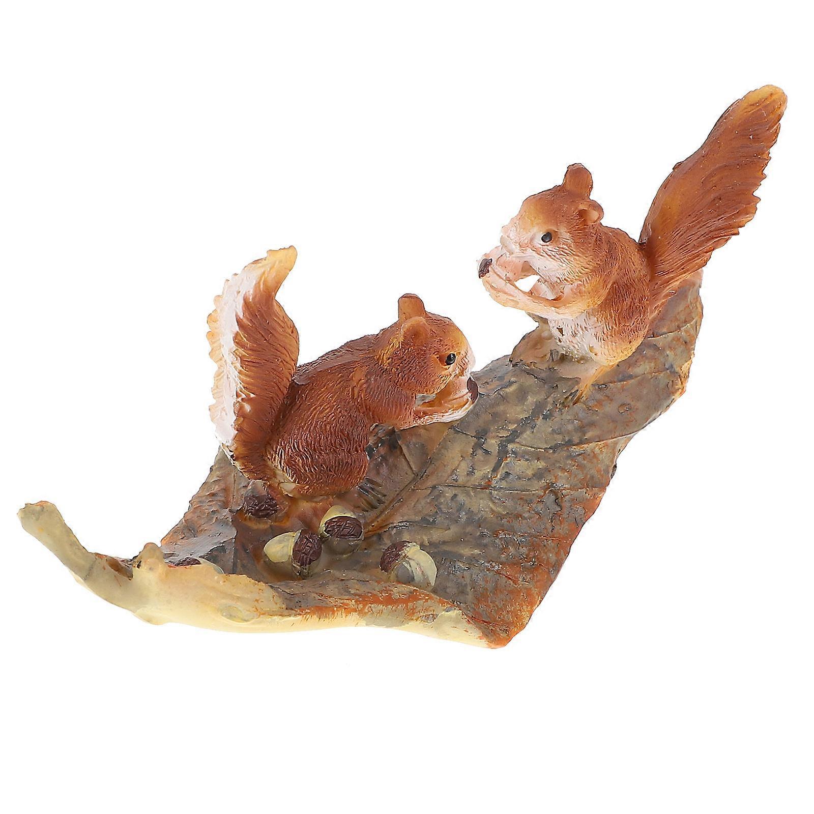 Squirrel Leaf Statue, Vivid Animal Decor for Outdoor Spaces, Compact Storage