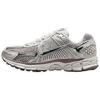 Nike Zoom Vomero 5 Scarpe da corsa basse traspiranti per allenamento casual in città, per pendolarismo, da donna, bianco e argento HV6417-001