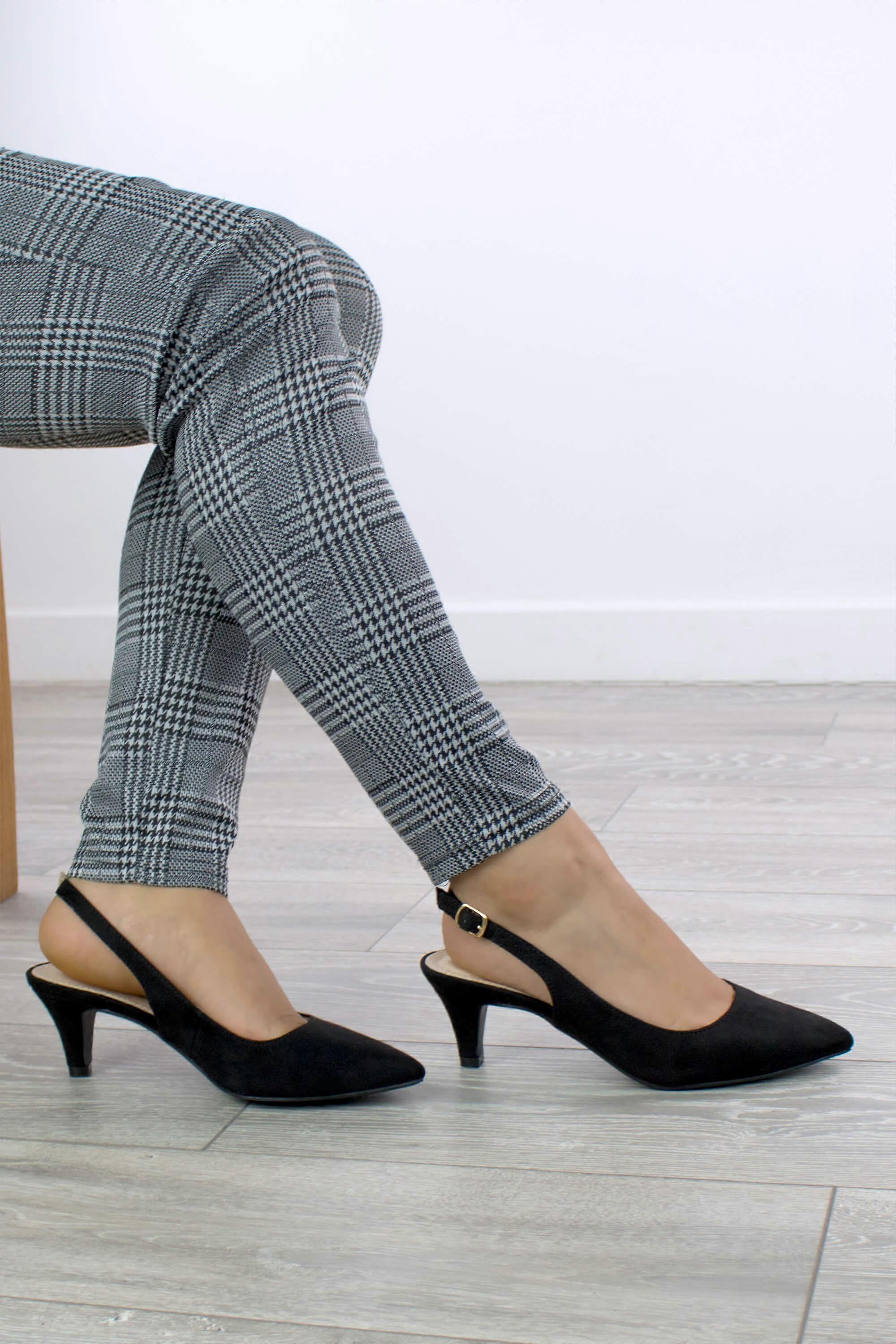 Scarpe décolleté anni '50 con tacco medio e punta affusolata.