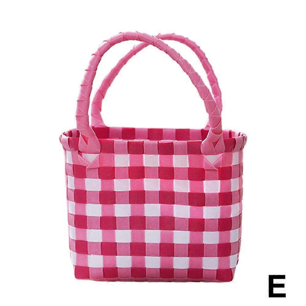 سلة خضراوات منسوجة ملونة، وحقيبة يد، وسلة يدوية