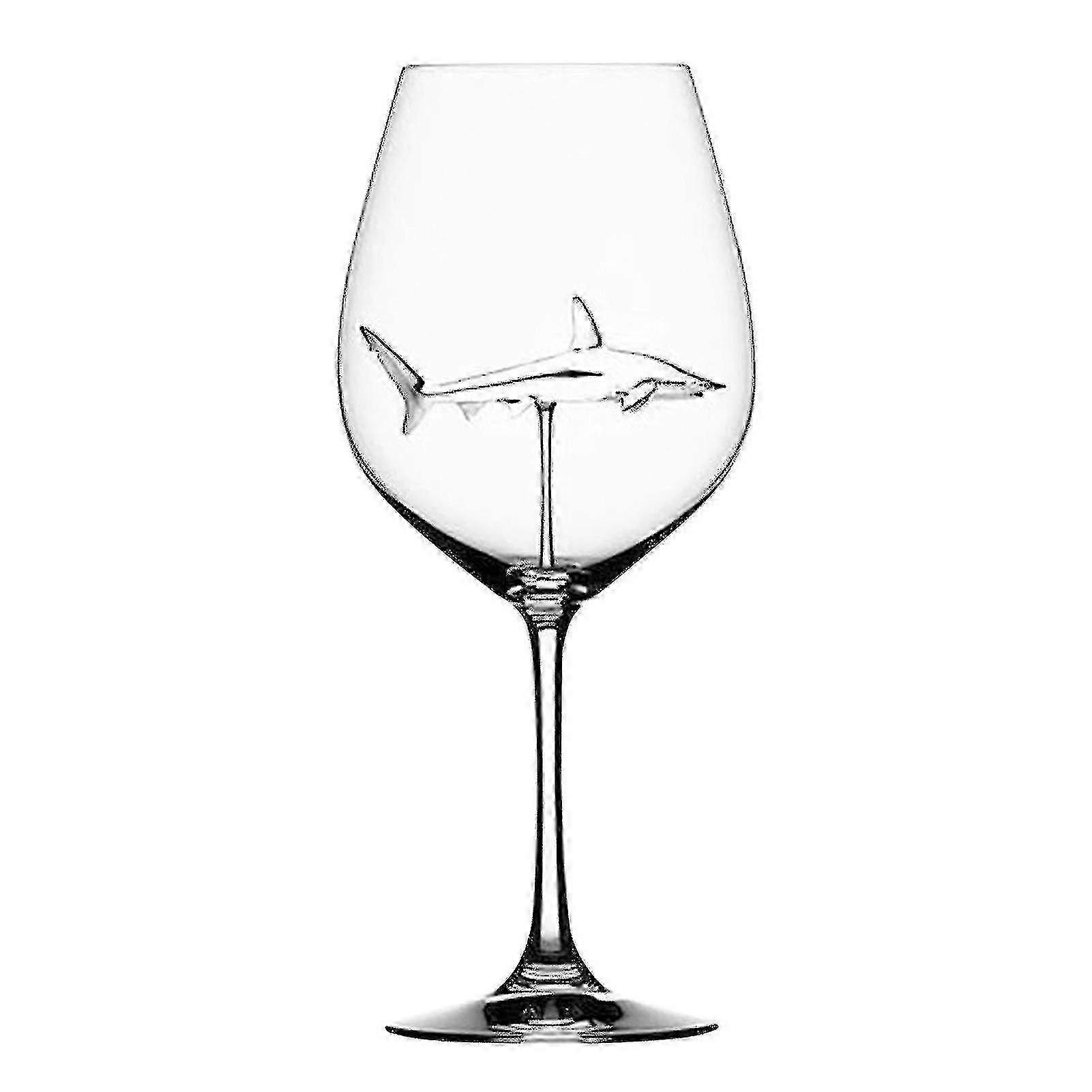 كؤوس نبيذ أحمر بداخلها سمكة قرش، كأس زجاجي شفاف، بار منزلي، حفلة