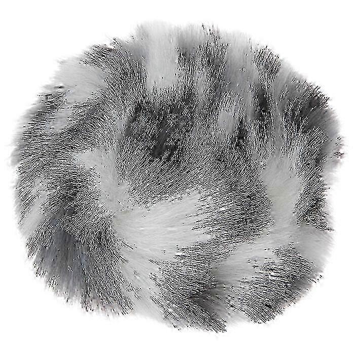 Yarnology:黑色和白色人造毛皮绒球