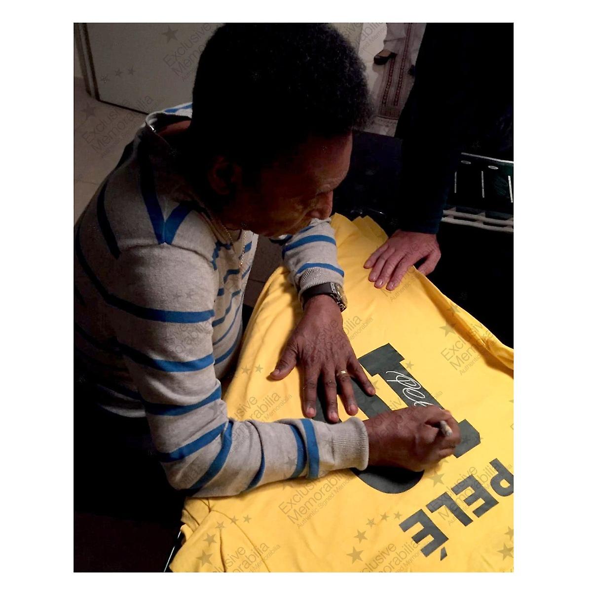Pelé a signé le maillot du Brésil. Argent encadré