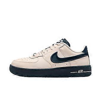 Tênis Nike Air Force 1 de couro cano baixo para skate feminino, cor cru (FJ7409-103)