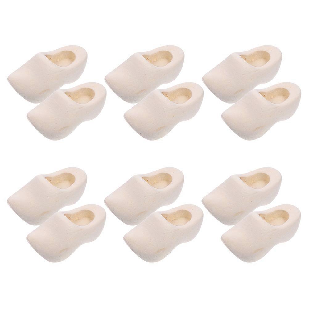 Mini träskor i retrostil med 6 par träskor för dockskåpsmonter i beige