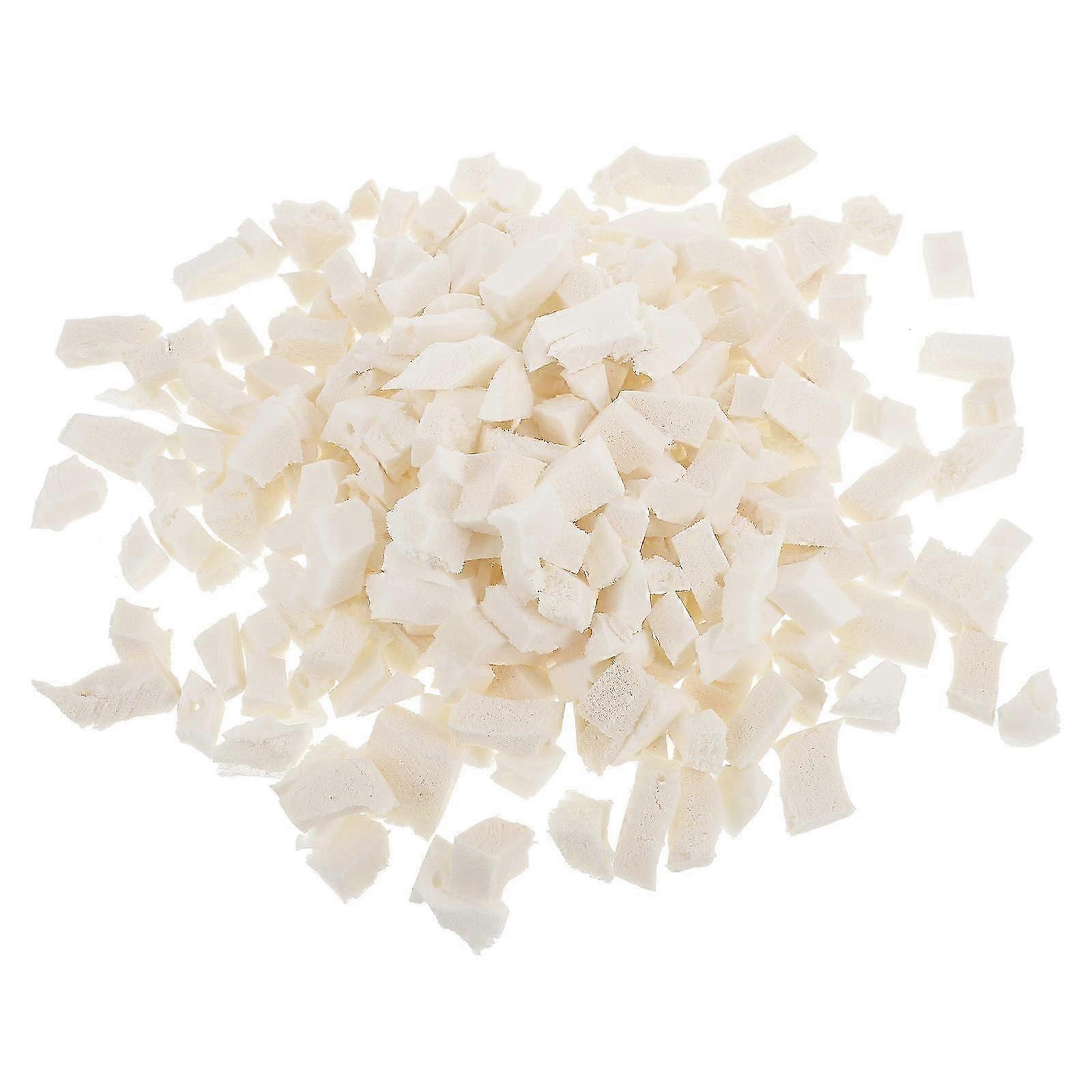 Pérolas de látex branco para enchimento de almofadas de sofá e puffs.