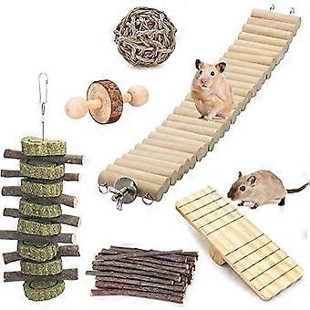 Set van 6 houten kauwspeeltjes voor kleine huisdieren, geschikt voor cavia's, hamsters, gerbils, ratten, konijnen en degoe's. Ook ideaal als accessoire voor in de kooi om de kiezen te slijpen. Leuk en gezond speelgoed voor huisdieren.