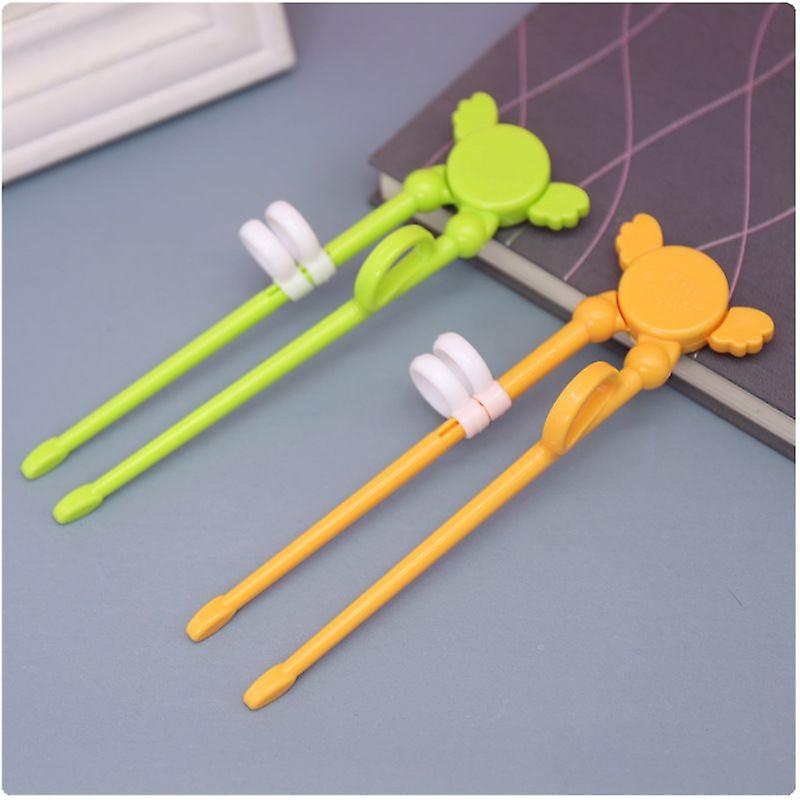 2 pairs of children learn chopsticks, infants and children practice chopsticks, teach chopsticks to eat early, PP practice chopsticks