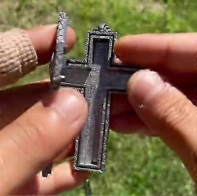 Colar com compartimento secreto e pingente de cruz