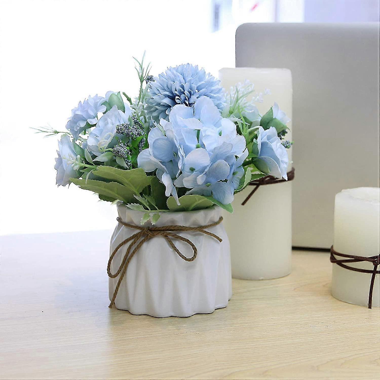 Kunstig blomst innendørs i potter