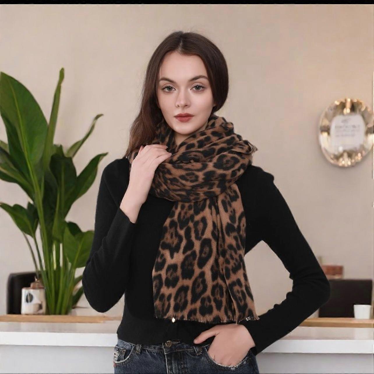 Eșarfă caldă cu imprimeu de leopard