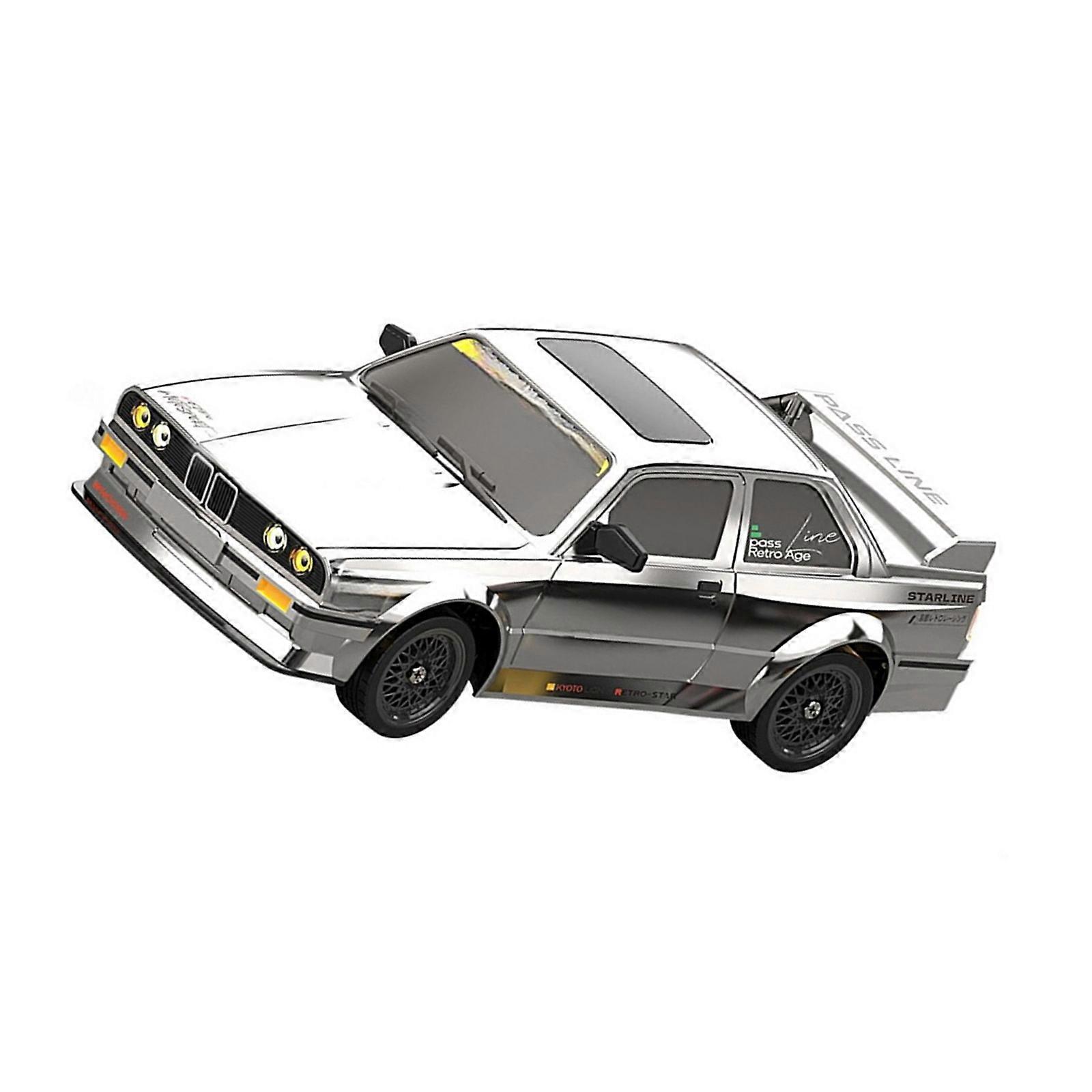 Voiture télécommandée 1/16 réaliste, style drift, avec quatre roues motrices et phares avant et arrière, pour des jeux d'extérieur amusants (argenté).