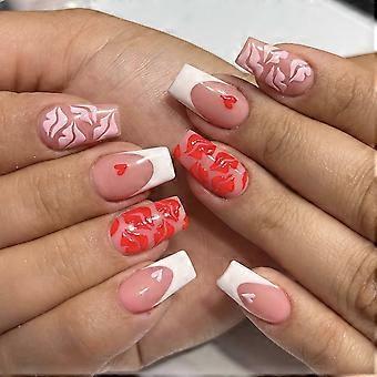 Unhas postiças curtas quadradas rosa e vermelhas com ponta francesa e design de coração para o Dia dos Namorados.