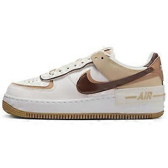 Chaussures de skate basses Nike Air Force 1 pour femme, blanches et marron, DZ1847-106