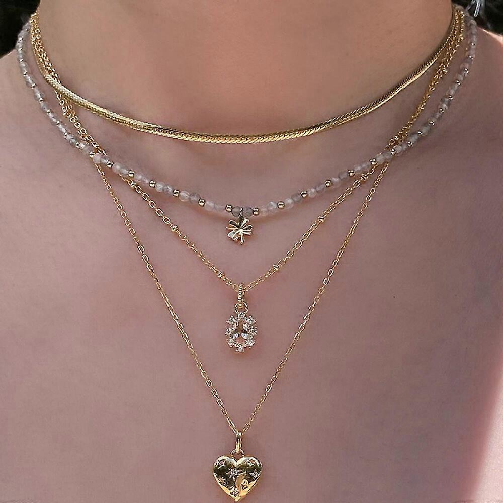 This pendant, with its sparkling rhinestone details, is suitable for both everyday wear and pairing with evening gowns.