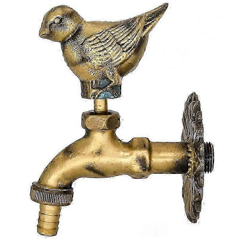 صنبور حديقة على شكل ، صنبور نحاسي عتيق في الهواء الطلق