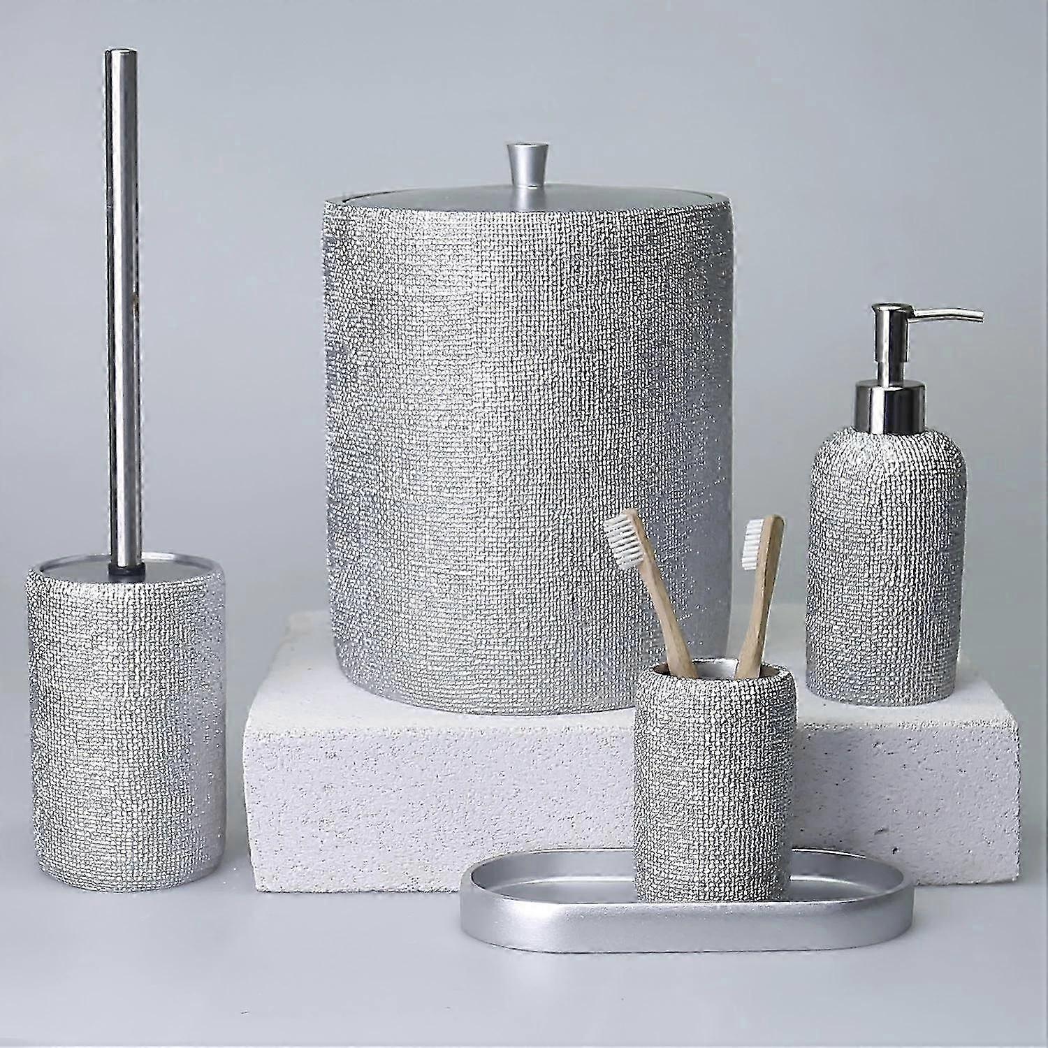 シルバーの5ピースナチュラルバスルームアクセサリーセット