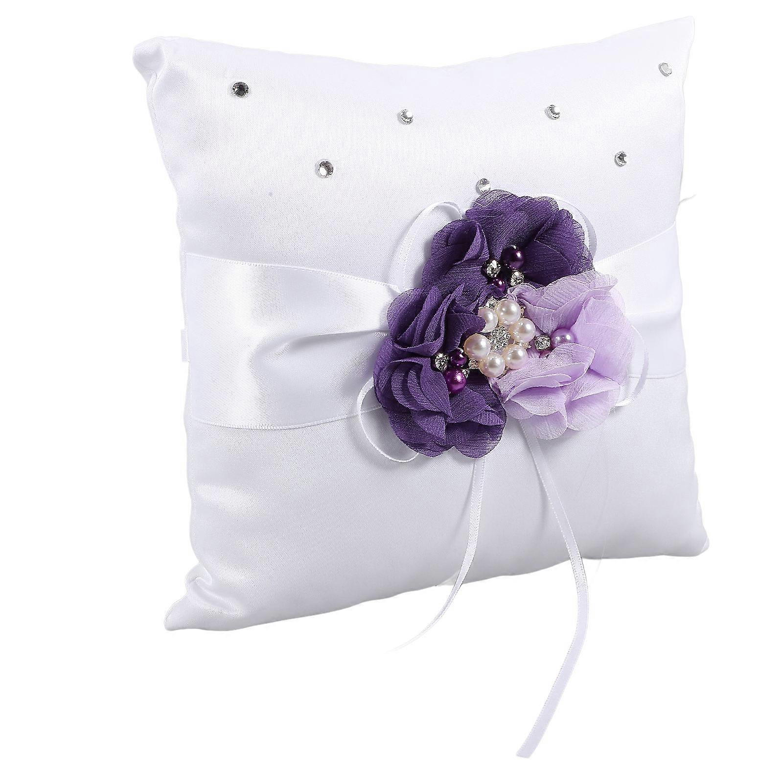 Coussin d'alliances décoré de fleurs pour mariage