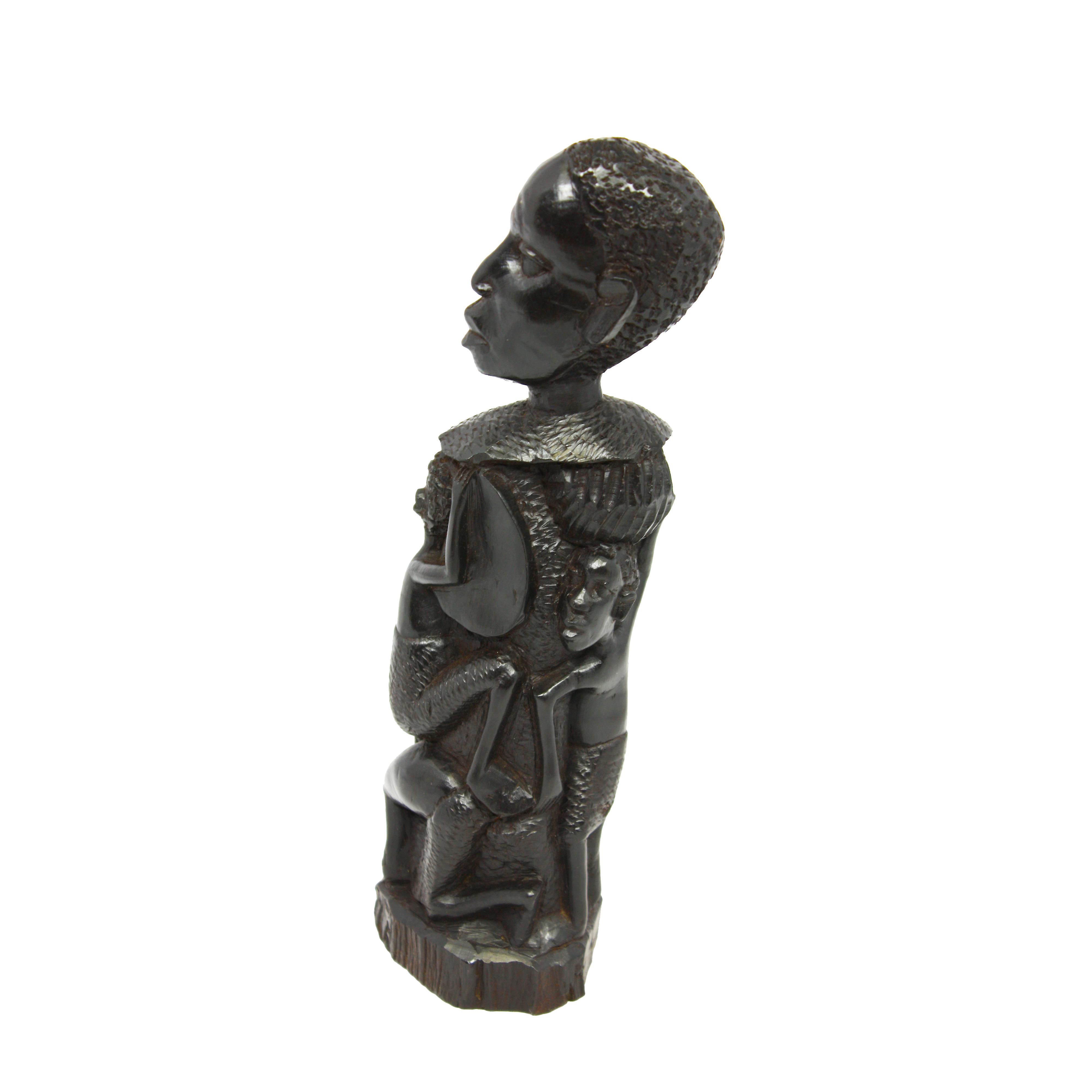 Mama na Watoto Carving