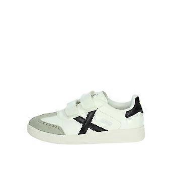 Baskets basses en 8032001 blanches/noires