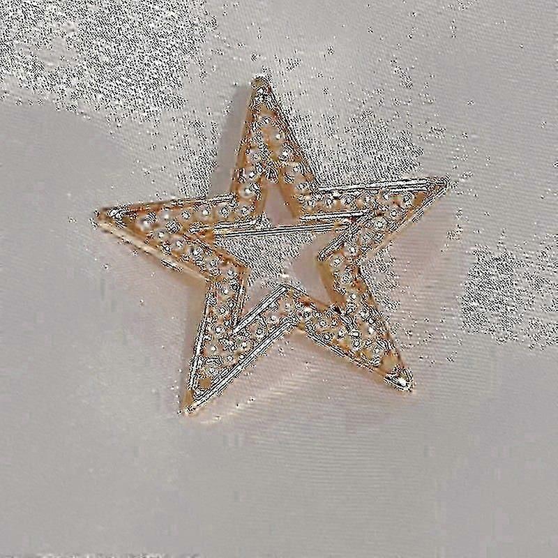 Broche design double C pour les amateurs de style classique