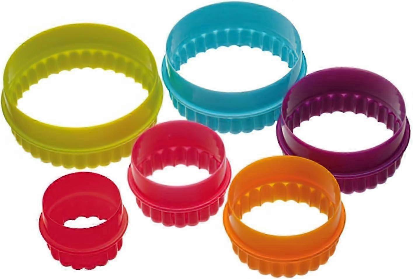 Sett med seks plast blomsterformede cookie cutters