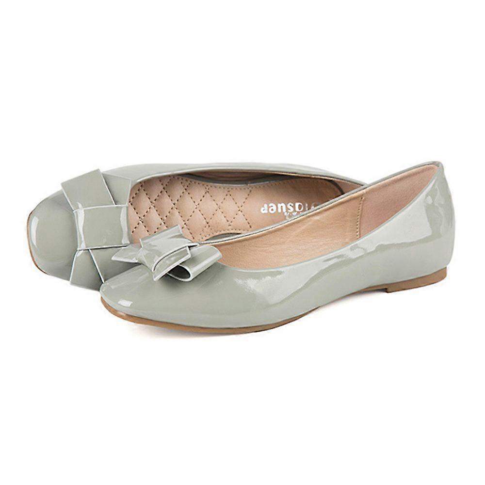 Add a square bow to the flat shoes