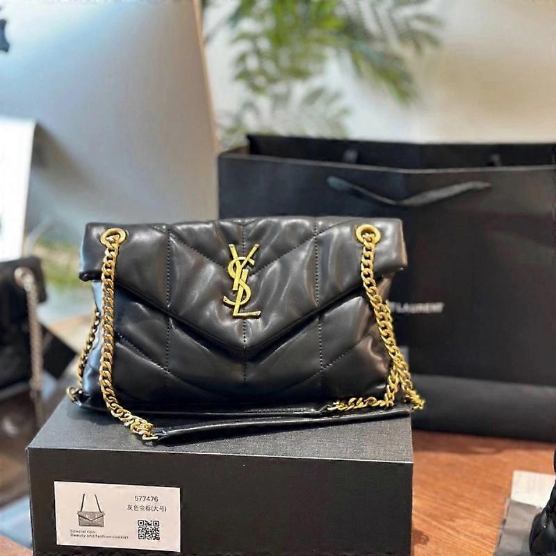 Bolsa transversal feminina quadrada, com design acolchoado e alça de corrente preta.