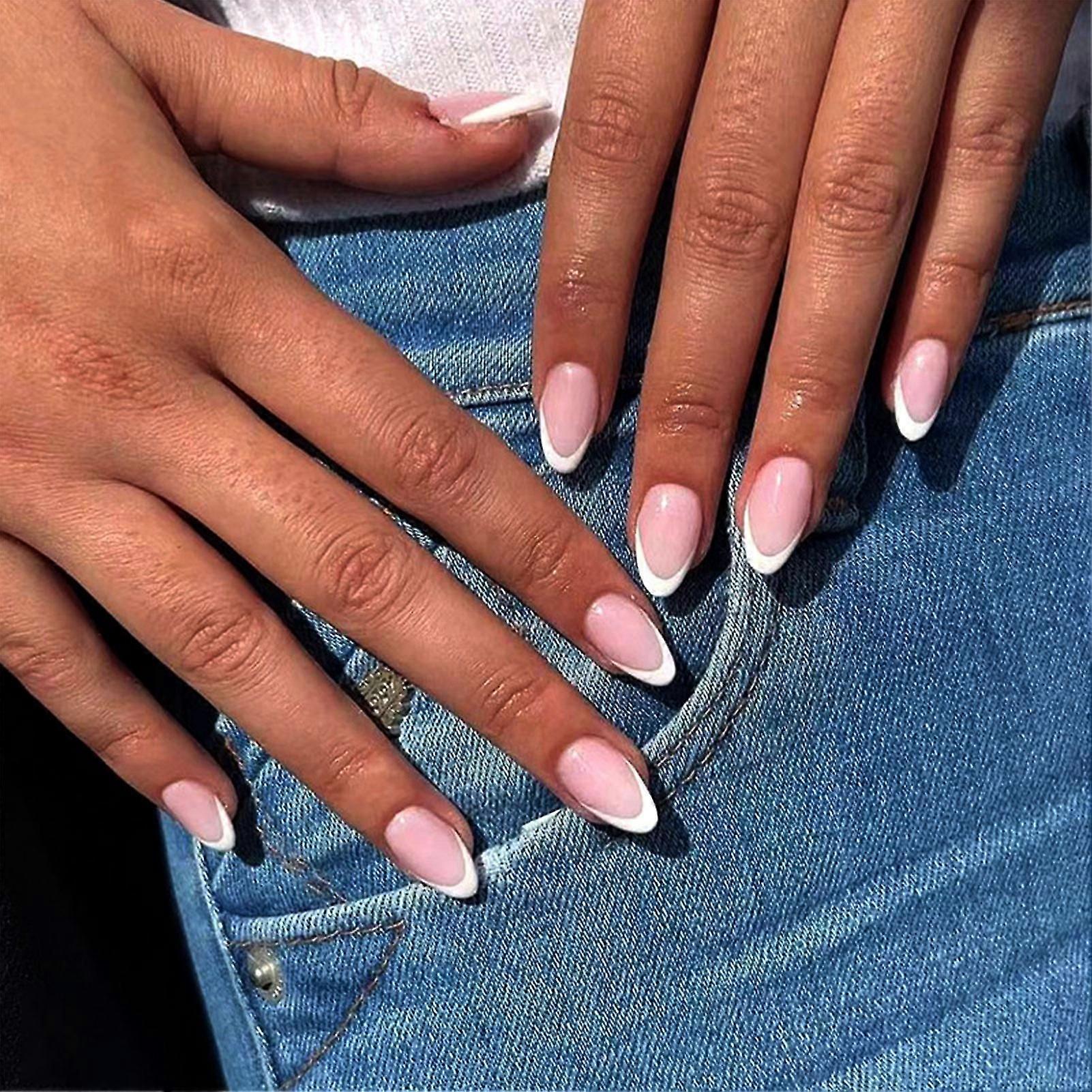 Uñas postizas con bordes blancos franceses Uñas postizas de estilo francés con modelos de pegamento con bordes blancos