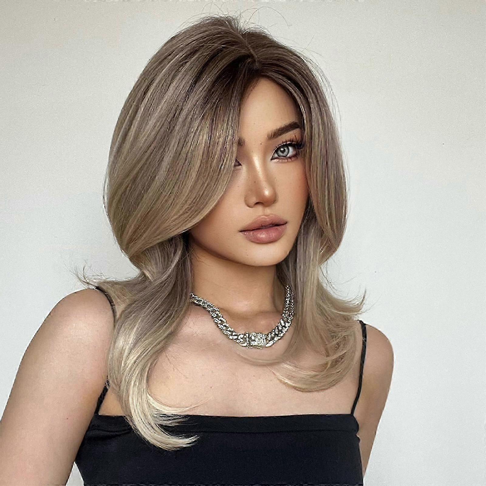 Gradient slightly side-parted, turned-out French bangs, slightly curly medium-length wigs for women, fashionable and realistic wigs, high-temperature