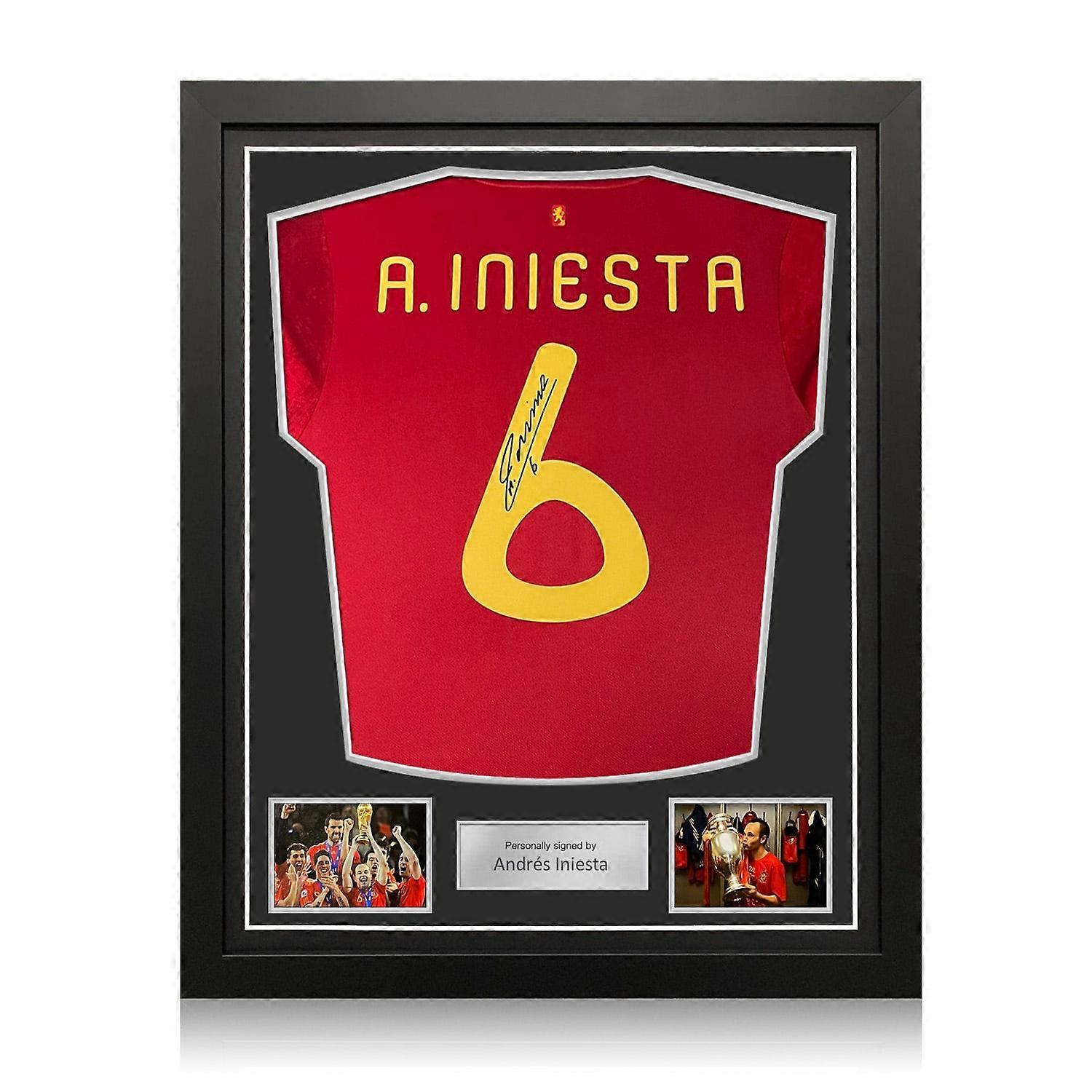 Ο Andres Iniesta υπέγραψε τη φανέλα ποδοσφαίρου της Ισπανίας 2020. Τυπικό πλαίσιο