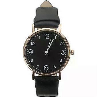 Orologio da polso elegante e raffinato per donna, con cinturino sottile in pelle, ideale per l'uso in casa, in ufficio o in viaggio, e realizzato con materiali delicati sulla pelle.